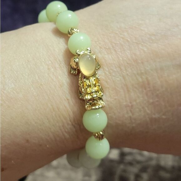 Pixiu Feng Shui White Agate and Luminous Beaded Bracelet - Picture 6 of 12